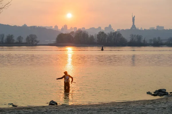 Pescador Encuentra Río Dnipro Puesta Sol Sobre Kiev Monumento Madre — Foto de Stock