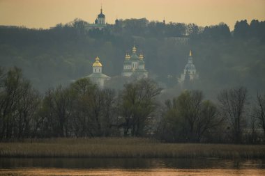 Kyiv 'deki Vydubychi Manastırı' nın üzerinde gün batımı