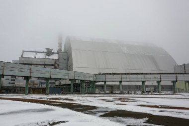 Reaktör 4 ve Çernobil Nükleer Santrali 'ndeki eski lahitin üzerindeki yeni güvenli bölge. Aralık 2016