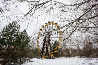 Prypiat hayalet kasabasındaki terk edilmiş eğlence parkı. Priryat, Kornobil Yasaklama Bölgesi. 