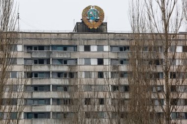 Sovyet arması Ukrayna 'nın Chornobyl nükleer santrali yakınlarındaki terk edilmiş Prypiat şehrinde inşa ediliyor.