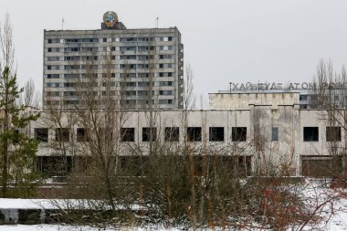 Sovyet arması Ukrayna 'nın Chornobyl nükleer santrali yakınlarındaki terk edilmiş Prypiat şehrinde inşa ediliyor.