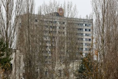 Sovyet arması Ukrayna 'nın Chornobyl nükleer santrali yakınlarındaki terk edilmiş Prypiat şehrinde inşa ediliyor.