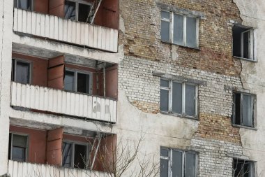 Terk edilmiş hayalet kasaba Prypiat. Aşırı gelişmiş ağaçlar ve yıkılan binalar. Pripyat, Kornobil Yasaklama Bölgesi. 
