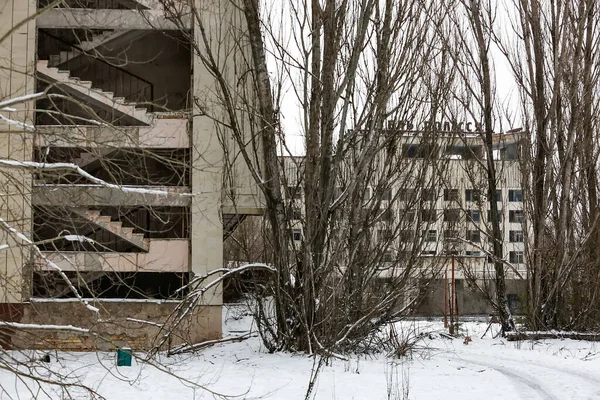 Cidade Fantasma Abandonada Prypiat Árvores Cobertas Edifícios Colapso Pripyat Zona — Fotografia de Stock