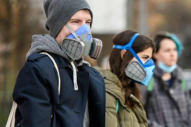 Koronavirüs COVID 19 'a karşı önleyici bir önlem olarak koruyucu solunum cihazı takan adam Ukrayna, Kyiv' de sokakta. 