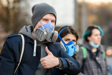 Koronavirüs COVID 19 'a karşı önleyici bir önlem olarak koruyucu solunum cihazı takan adam Ukrayna, Kyiv' de sokakta. 
