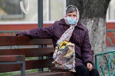 Koronavirüs COVID 19 'a karşı koruyucu maske takan kadın. Kyiv, Ukrayna. 