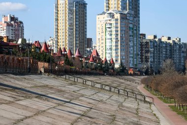 Ukrayna 'nın başkenti Kyiv' deki St. Pokrovskiy Katedrali 'ne ve Obolon rıhtımındaki apartmanlara bakın.. 