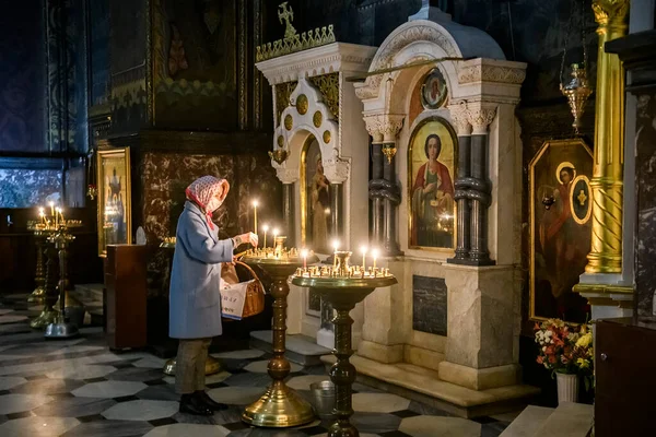 Женщина Защитной Маске Коронавируса Covid Молится Владимирском Соборе Киев Украина — стоковое фото