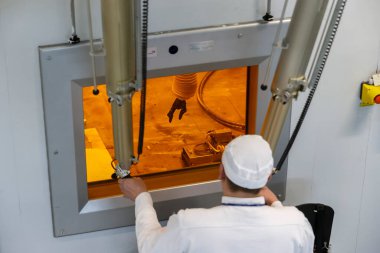 Çernobil nükleer santralindeki radyoaktif atıkların tedavisi için fabrikada çalışan bir işçi. Ukrayna.