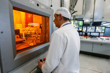 Çernobil nükleer santralindeki radyoaktif atıkların tedavisi için fabrikada çalışan bir işçi. Ukrayna.