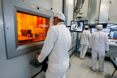 İşçiler Çernobil nükleer santralindeki radyoaktif atıkların tedavisi için fabrikada çalışıyorlar. Ukrayna.