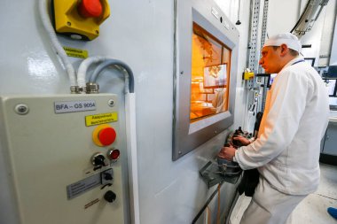 Çernobil nükleer santralindeki radyoaktif atıkların tedavisi için fabrikada çalışan bir işçi. Ukrayna.