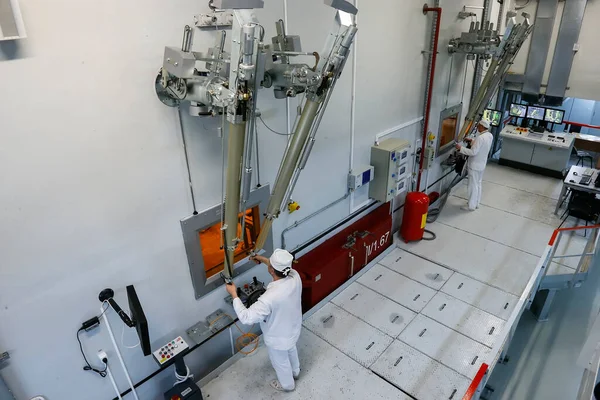 İşçiler Çernobil nükleer santralindeki radyoaktif atıkların tedavisi için fabrikada çalışıyorlar. Ukrayna.