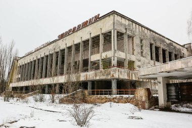 Terk edilmiş hayalet kasaba Prypiat. Aşırı gelişmiş ağaçlar ve yıkılan binalar. Pripyat, Kornobil Yasaklama Bölgesi. 