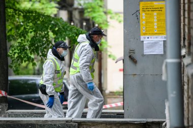 Koruyucu ekipmanlı polis memurları COVID-9 karantinası için binanın girişinde nöbet tutuyorlar. Kyiv, Ukrayna. 