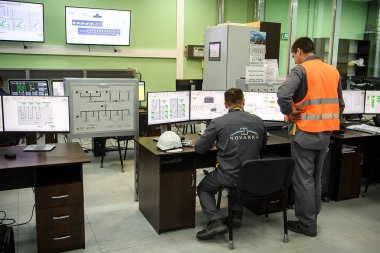 İşçi, Çernobil Nükleer Santrali 'nin 4. bloğunu kapsayan yeni Güvenli Hapis Merkezi' nde çalışıyor. Ukrayna. 