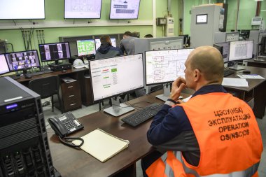 İşçi, Çernobil Nükleer Santrali 'nin 4. bloğunu kapsayan yeni Güvenli Hapis Merkezi' nde çalışıyor. Ukrayna. 