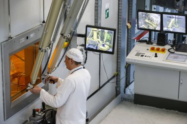 Çernobil nükleer santralindeki radyoaktif atıkların tedavisi için fabrikada çalışan bir işçi. Ukrayna.