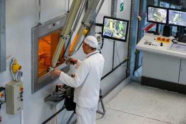 Çernobil nükleer santralindeki radyoaktif atıkların tedavisi için fabrikada çalışan bir işçi. Ukrayna.