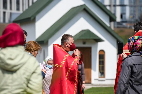 Kapłan Ukraińskiego Kościoła Prawosławnego Patriarchatu Moskiewskiego Sprawuje Służbę Pobliżu Kościołów — Zdjęcie stockowe