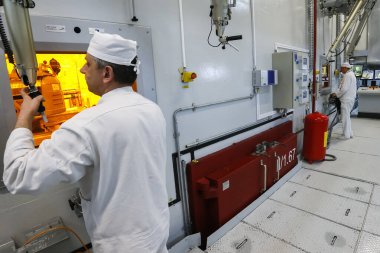 İşçiler Çernobil nükleer santralindeki radyoaktif atıkların tedavisi için fabrikada çalışıyorlar. Ukrayna.