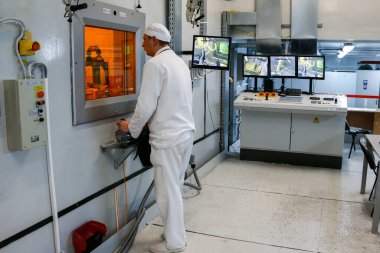 Çernobil nükleer santralindeki radyoaktif atıkların tedavisi için fabrikada çalışan bir işçi. Ukrayna.