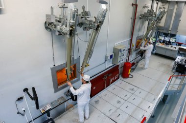 İşçiler Çernobil nükleer santralindeki radyoaktif atıkların tedavisi için fabrikada çalışıyorlar. Ukrayna.