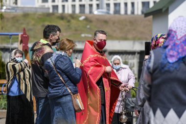 Moskova Patrikhanesi Ukrayna Ortodoks Kilisesi Rahibi, COVID19 salgını sırasında kiliselerin yakınında hizmet verdi. Ukrayna