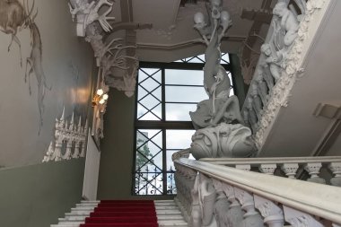 Ukrayna 'nın başkenti Kyiv' de Chimaeras ile ünlü bir evin içinde.. 