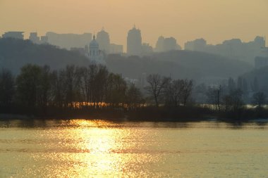 Gün batımında Dinyeper Nehri 'nin ve Kyiv' in sağ yakasının üzerindeki sol kıyıdan görüntüyü al. Ukrayna.