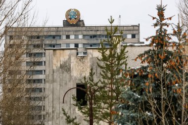 Sovyet arması Ukrayna 'nın Chornobyl nükleer santrali yakınlarındaki terk edilmiş Prypiat şehrinde inşa ediliyor.