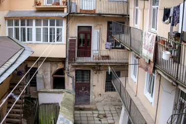 Ukrayna 'nın eski şehri Lviv' de bir avlu.. 