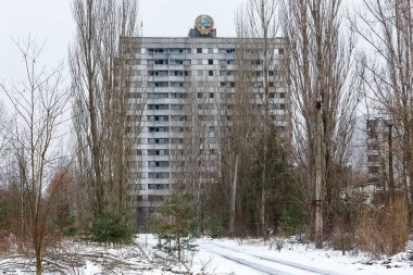 Sovyet arması Ukrayna 'nın Chornobyl nükleer santrali yakınlarındaki terk edilmiş Prypiat şehrinde inşa ediliyor.