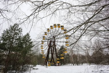 Prypiat hayalet kasabasındaki terk edilmiş eğlence parkı. Priryat, Kornobil Yasaklama Bölgesi. 