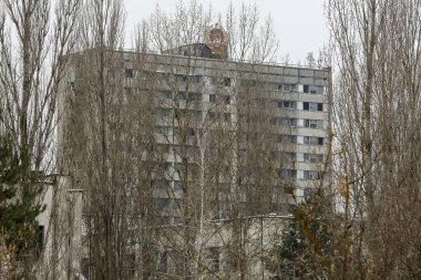 Sovyet arması Ukrayna 'nın Chornobyl nükleer santrali yakınlarındaki terk edilmiş Prypiat şehrinde inşa ediliyor.
