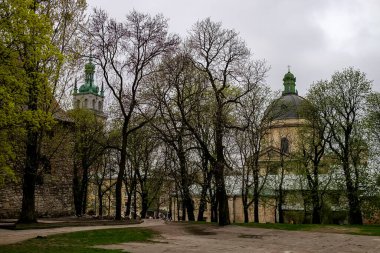 Lviv, Ukrayna 'daki Dominik Kilisesi ve Yurt Kilisesi. 