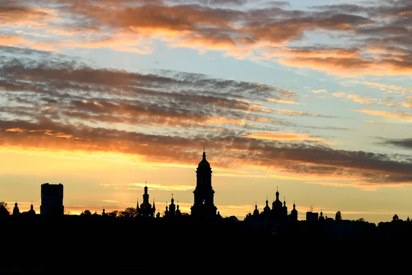 Panorama solnedgång syn på Kiev Pechersk Lavra, ortodoxa klostret ingår i Unescos världsarvslista i Kiev, Ukraina. — Stockfoto
