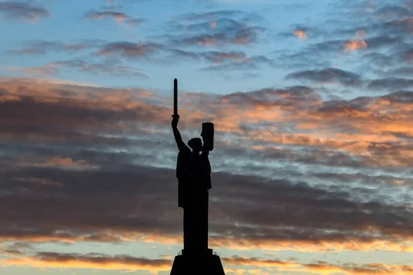 Pôr do sol vista do Monumento da Pátria, uma estátua monumental em Kiev, Ucrânia . — Fotografia de Stock