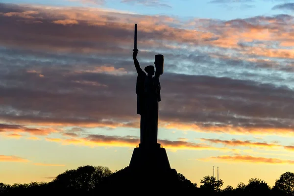 Zonsondergang uitzicht op het Moederland Monument, een monumentaal standbeeld in Kiev, Oekraïne. — Stockfoto