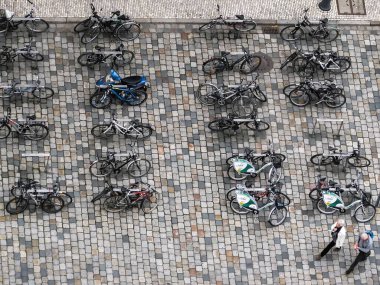 Dresden, Saksonya 'da bisiklet yolu, bisiklet parkı ve kaldırım manzarası, Ekim 2014