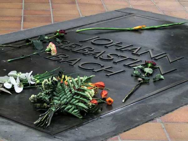 德国莱比锡路德圣托马斯教堂的约翰 · 塞巴斯蒂安 · 巴赫坟墓。August 2014 — 图库照片