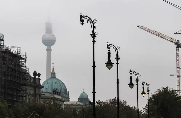 Blick Auf Den Berliner Dom Und Den Fernsehturm Einem Nebligen — Stockfoto