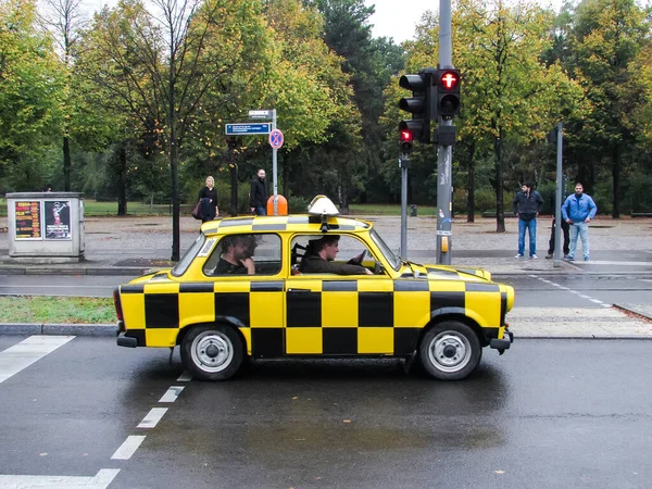 Gul Svart Drosje Trabant Trabbi Typisk Bil Fra Den Tidligere – stockfoto