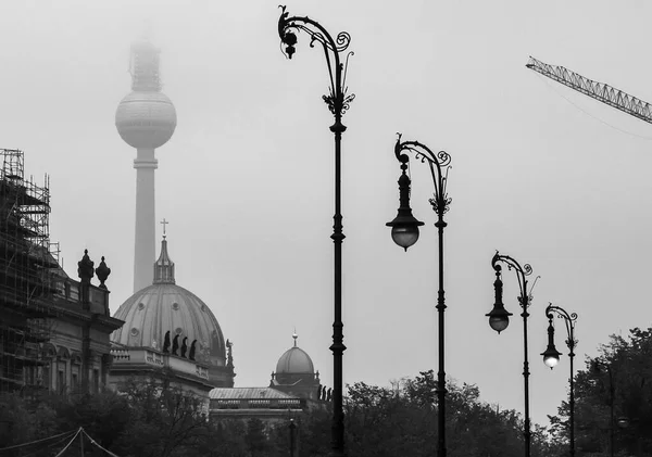 霧深い朝にベルリン大聖堂とテレビ塔の眺め。ドイツのベルリン。2014年10月白と黒の写真 — ストック写真