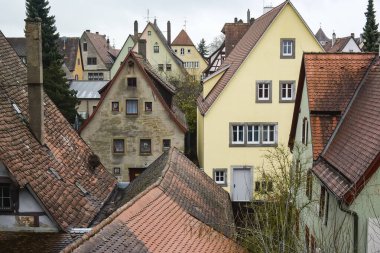 Ortaçağ 'ın Rothenburg ob der Tauber kasabasının cephe ve çatılarından manzara, Almanya. 