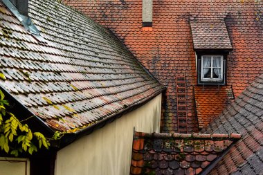 Ortaçağ 'ın Rothenburg ob der Tauber kasabasının cephe ve çatılarından manzara, Almanya. 
