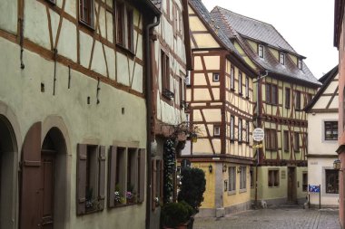 Eski Rothenburg ob der Tauber, Bavyera, Almanya 'da dar bir ortaçağ sokağı.