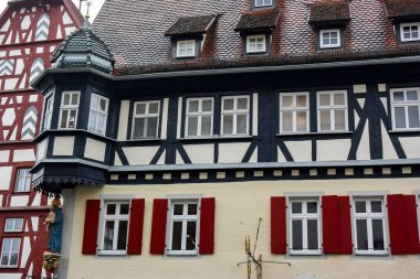 Rothenburg ob der Tauber, Bavyera, Almanya 'da, dar bir ortaçağ caddesinde geleneksel yarı keresteli evler. 
